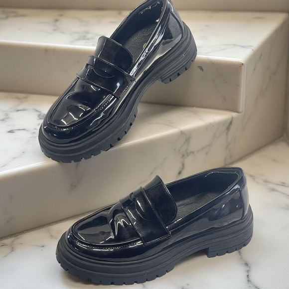 no brand Shoes - Size 6 Shiny Black Loafers